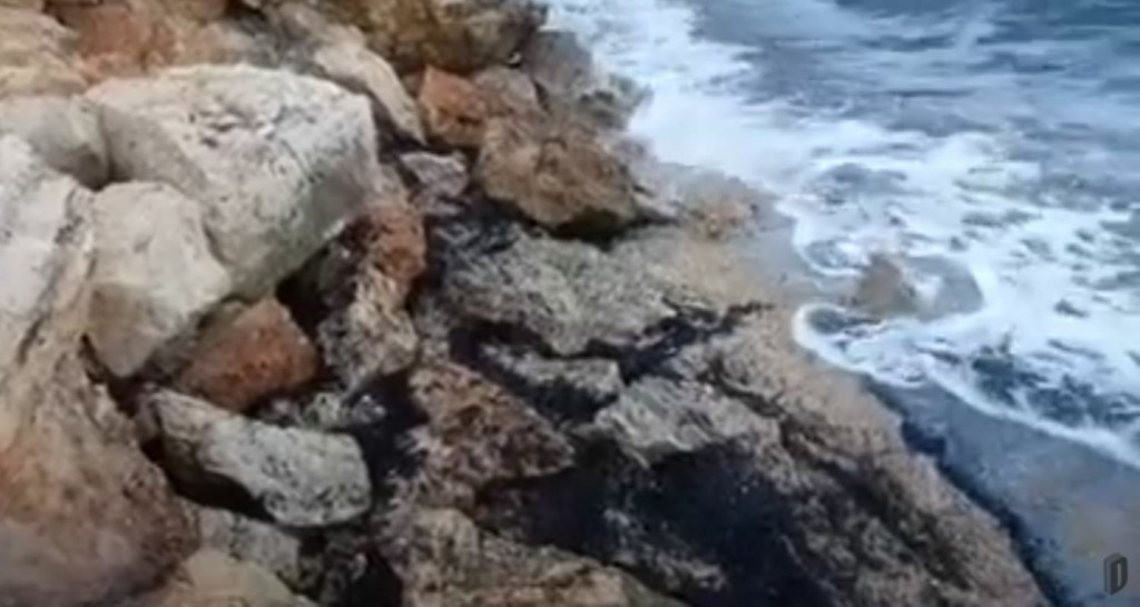 Μαύρισαν οι ακτές στην Αττική από τη φωτιά στην Εύβοια (vid)