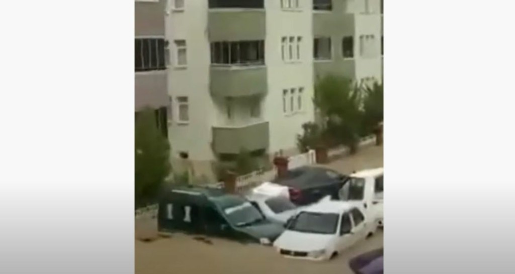 Καταστροφικές εικόνες από τις πλημμύρες στην Τουρκία – Οι καταρρακτώδεις βρoχές “έπνιξαν” τα αυτοκίνητα (vids)