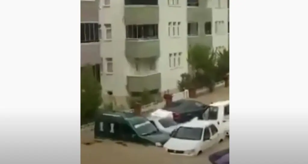 Καταστροφικές εικόνες από τις πλημμύρες στην Τουρκία – Οι καταρρακτώδεις βρoχές “έπνιξαν” τα αυτοκίνητα (vids)