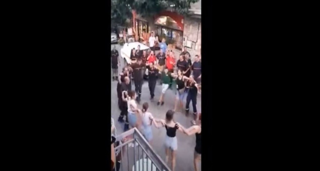 Οι κάτοικοι της Γορτυνίας ευχαρίστησαν τους Γάλλους πυροσβέστες με… συρτάκι! (vid)