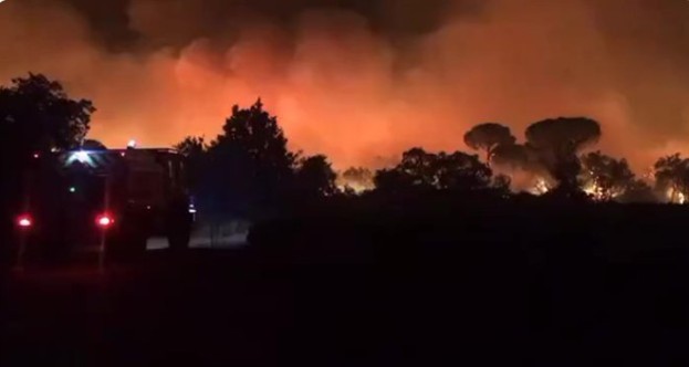 Φλέγεται η νότια Γαλλία – Εκκενώθηκε το Σεν Τροπέ – Χιλιάδες τουρίστες απομακρύνθηκαν από το θέρετρο (pics)
