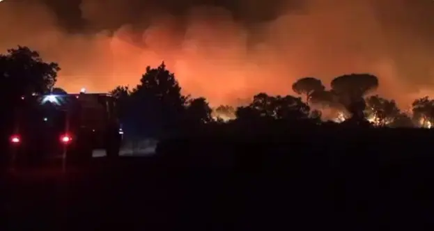 Φλέγεται η νότια Γαλλία – Εκκενώθηκε το Σεν Τροπέ – Χιλιάδες τουρίστες απομακρύνθηκαν από το θέρετρο (pics)
