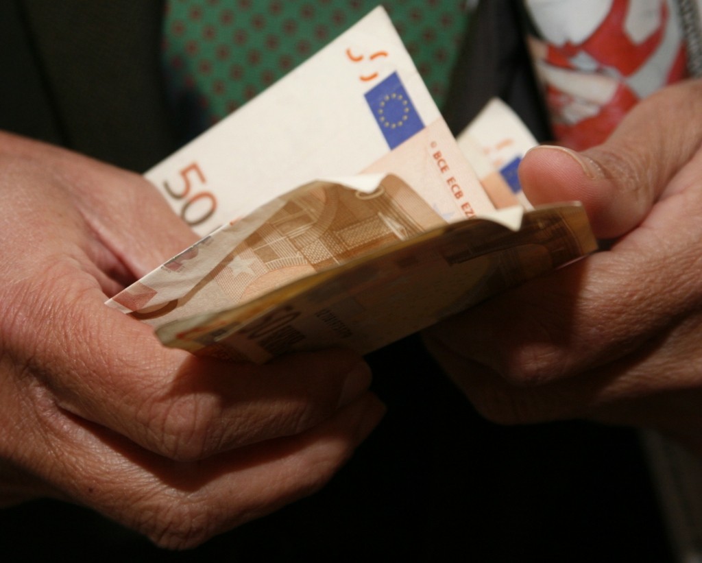 “Στρώθηκε” με λεφτά ο δρόμος στα Ιωάννινα – Άφωνοι οι περαστικοί