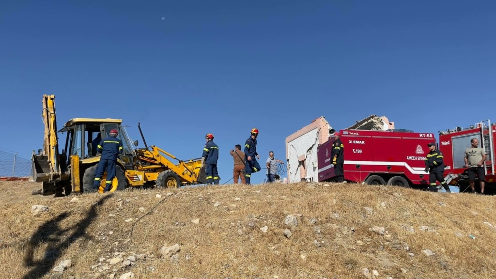 Τρεις εγκλωβισμένοι στο Αρκαλοχώρι από τον σεισμό στην Κρήτη – Άνδρας καταπλακώθηκε από εκκλησία (pics&vid)