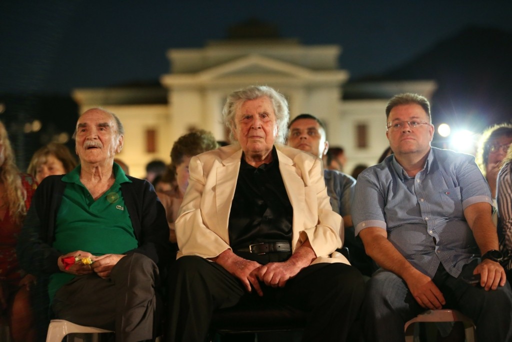 Με “βαθιά συγκίνηση και ατελείωτο χειροκρότημα” το ΚΚΕ αποχαιρετά τον Μίκη Θεοδωράκη