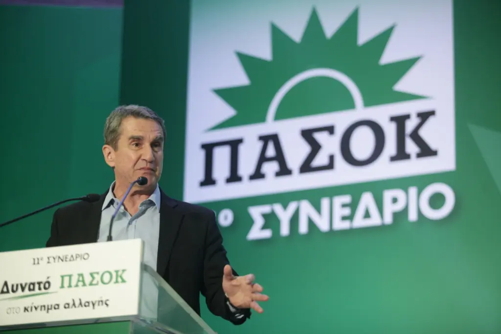 Έτοιμος να φέρει πίσω το λογότυπο του… ΠΑΣΟΚ ο Λοβέρδος