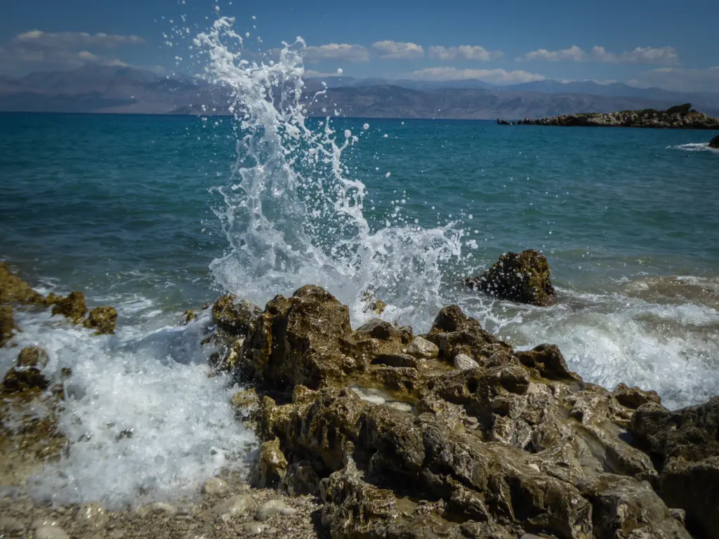 Αρνήθηκε τη βοήθεια του ΕΚΑΒ και τελικά… έπεσε σε βράχια