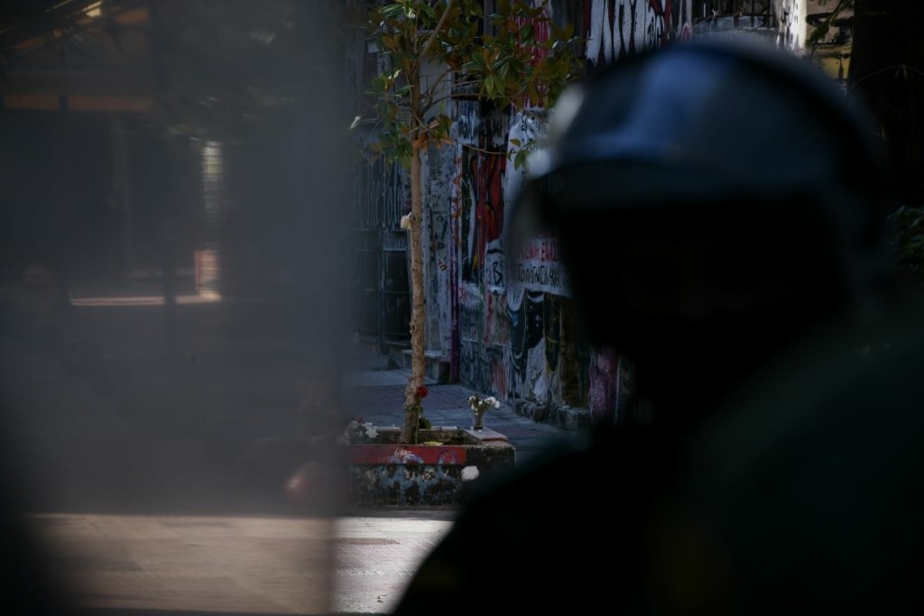 Πιστόλια και χειροβομβίδες βρέθηκαν σε διαμέρισμα στα Εξάρχεια