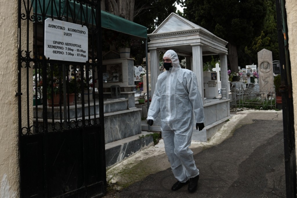 “Τρελοκομείο” με τους αρνητές – Ζητούν εκταφές συγγενών τους για να δουν αν πέθαναν από κορονοϊό