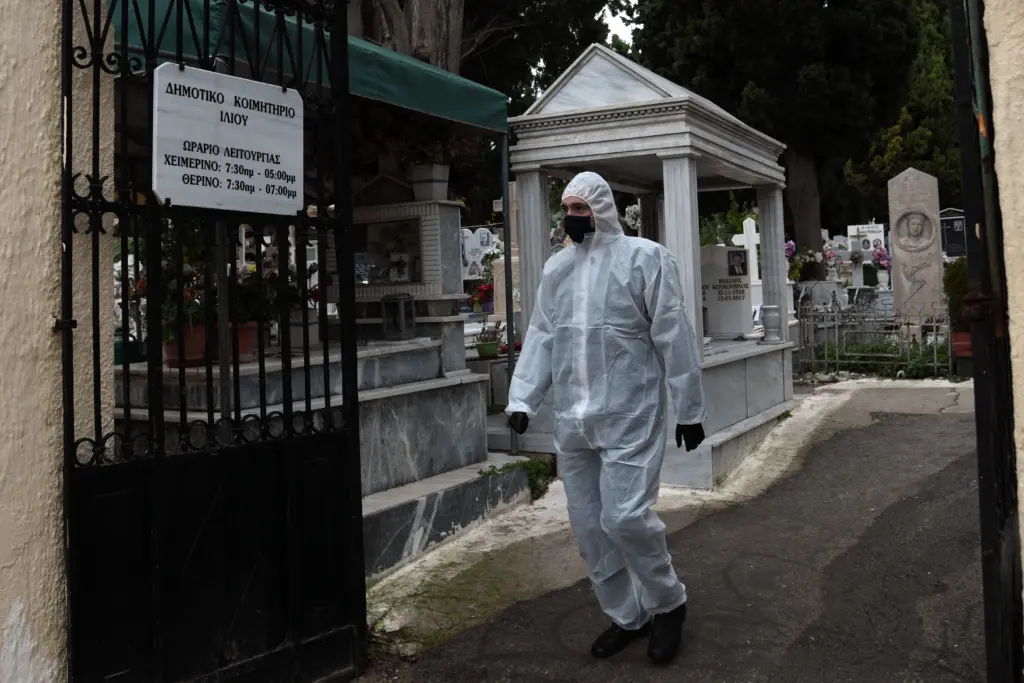 “Τρελοκομείο” με τους αρνητές – Ζητούν εκταφές συγγενών τους για να δουν αν πέθαναν από κορονοϊό