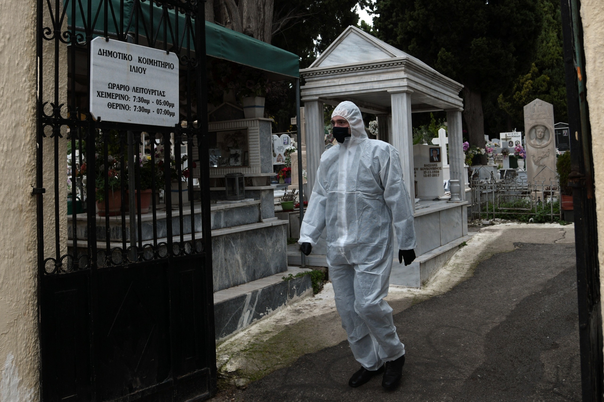 “Τρελοκομείο” με τους αρνητές – Ζητούν εκταφές συγγενών τους για να δουν αν πέθαναν από κορονοϊό