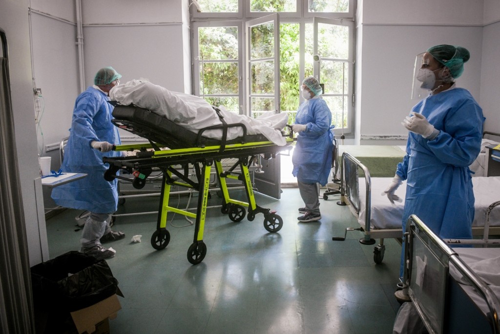 Απειλές και προπηλακισμοί γιατρών από αντιεμβολιαστές τη στιγμή που ασθενείς πεθαίνουν από κορονοϊό