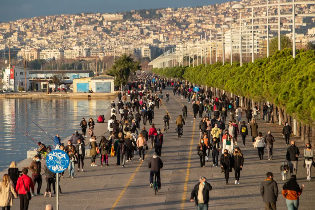 Έξι στους δέκα είναι ανεμβολίαστοι στη Βόρεια Ελλάδα – Ανησυχία στην κυβέρνηση για την έκρηξη των κρουσμάτων