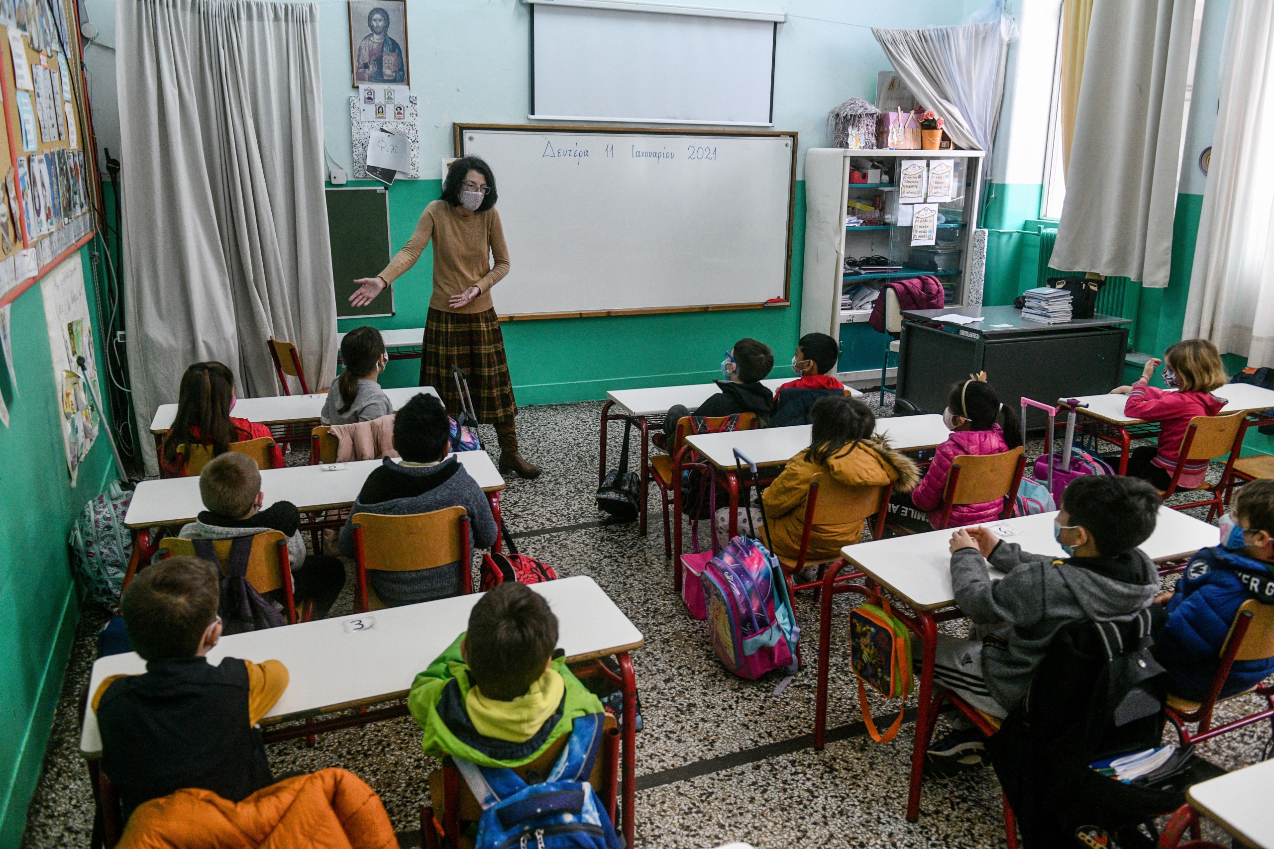 Έως τα Χριστούγεννα θα νοσήσουν όλα τα ανεμβολίαστα παιδιά – Ο κίνδυνος με το άνοιγμα των σχολείων
