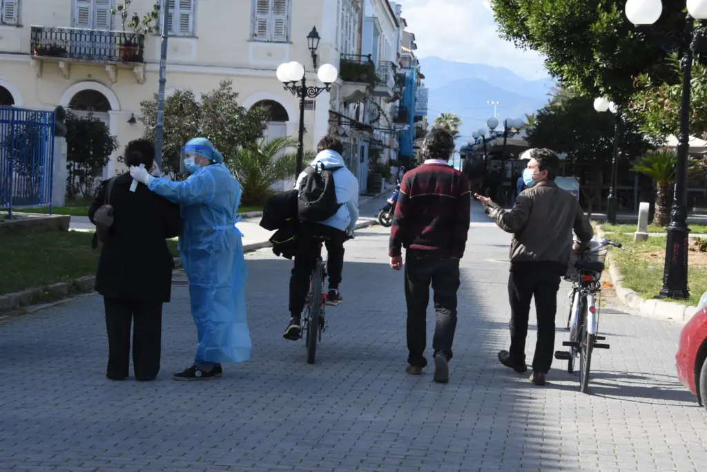 “Σε αναμμένα κάρβουνα” κυβέρνηση και ειδικοί για τα σχολεία, που γίνονται εστίες έξαρσης της πανδημίας