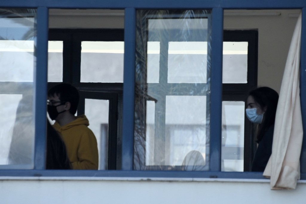 Κατάληψη σε Γυμνάσιο γιατί ο διευθυντής ζητούσε από τους μαθητές να έχουν… ξυρισμένα πόδια!