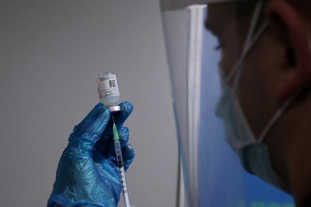 “Όχι” του FDA στην αναμνηστική δόση του εμβολίου της Pfizer στο γενικό πληθυσμό