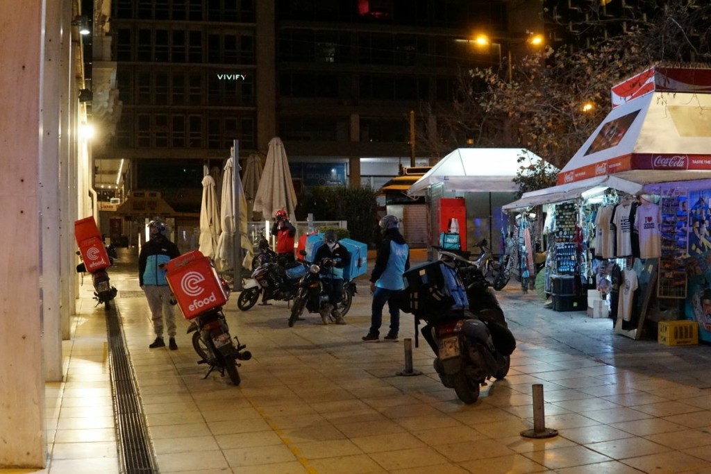 Οι ντελιβεράδες της efood βγαίνουν στους δρόμους – Ετοιμάζουν στάση εργασίας και μοτοπορεία