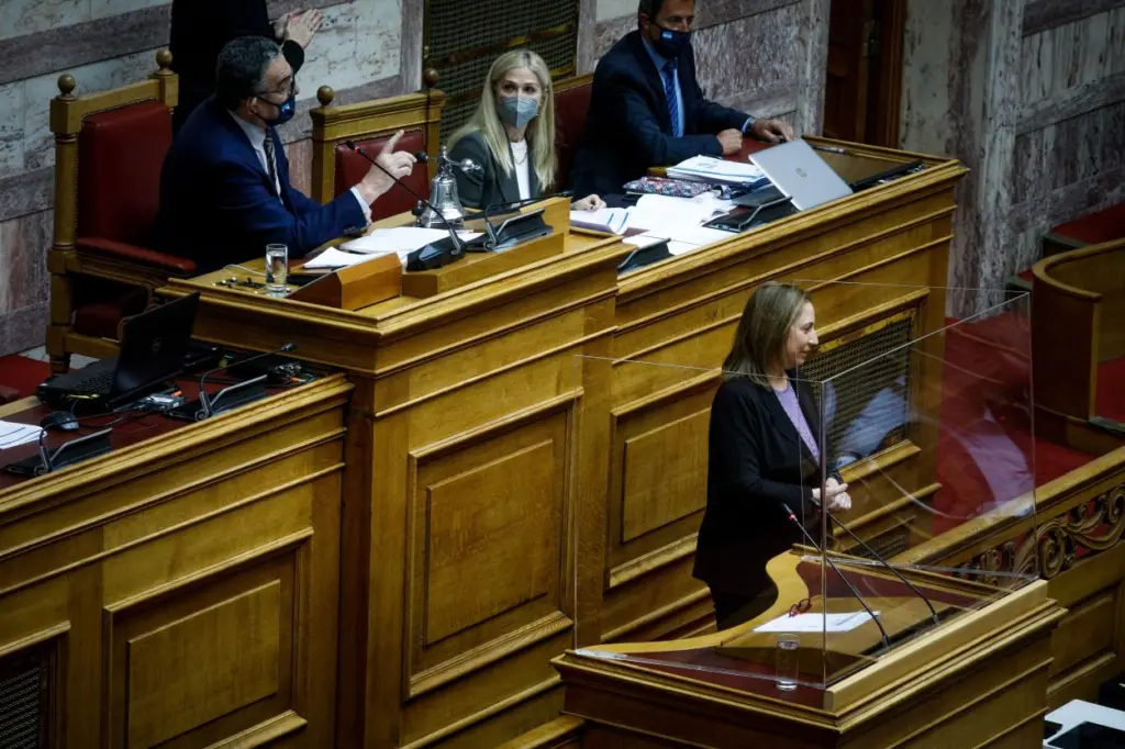 Την πάτησε ο Αθανασίου με το ανοιχτό μικρόφωνο – Τα τσίπουρα και η πεντοζάλη