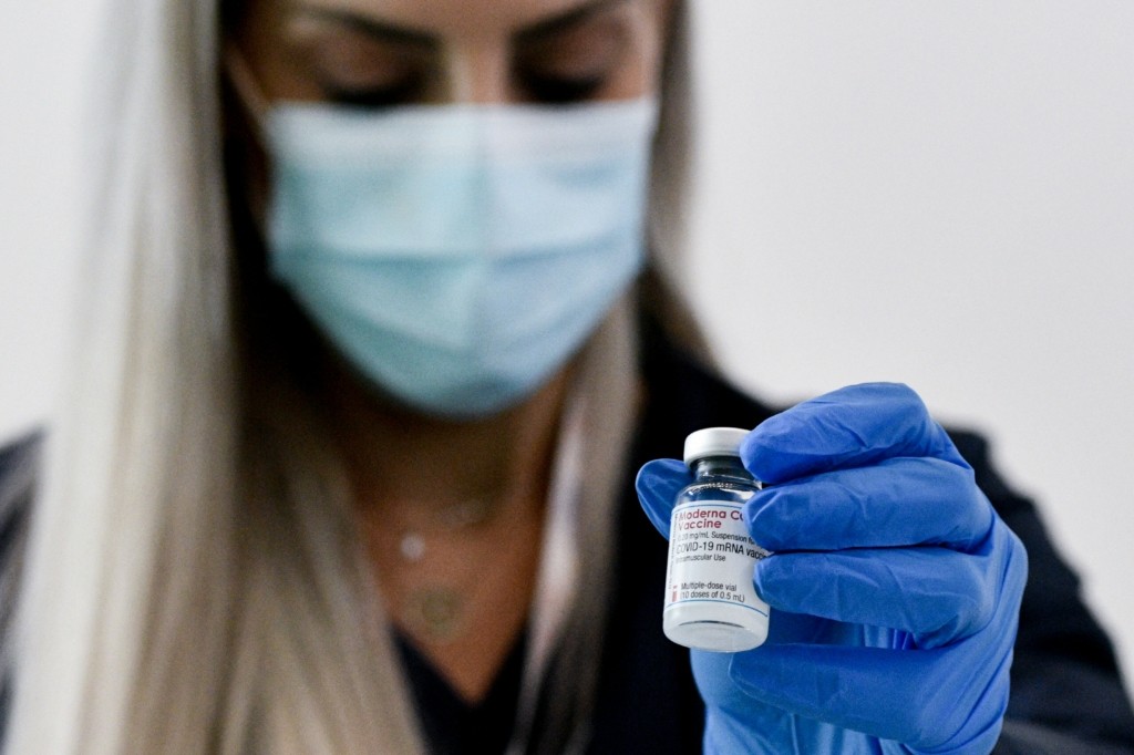 Pfizer και Moderna ζητούν να προχωρήσει η 3η δόση – Η προστασία των εμβολίων  εξασθενεί με τον χρόνο