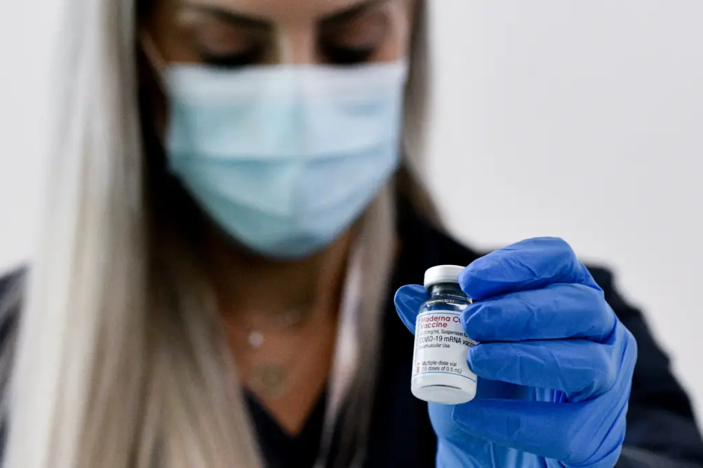 Pfizer και Moderna ζητούν να προχωρήσει η 3η δόση – Η προστασία των εμβολίων  εξασθενεί με τον χρόνο