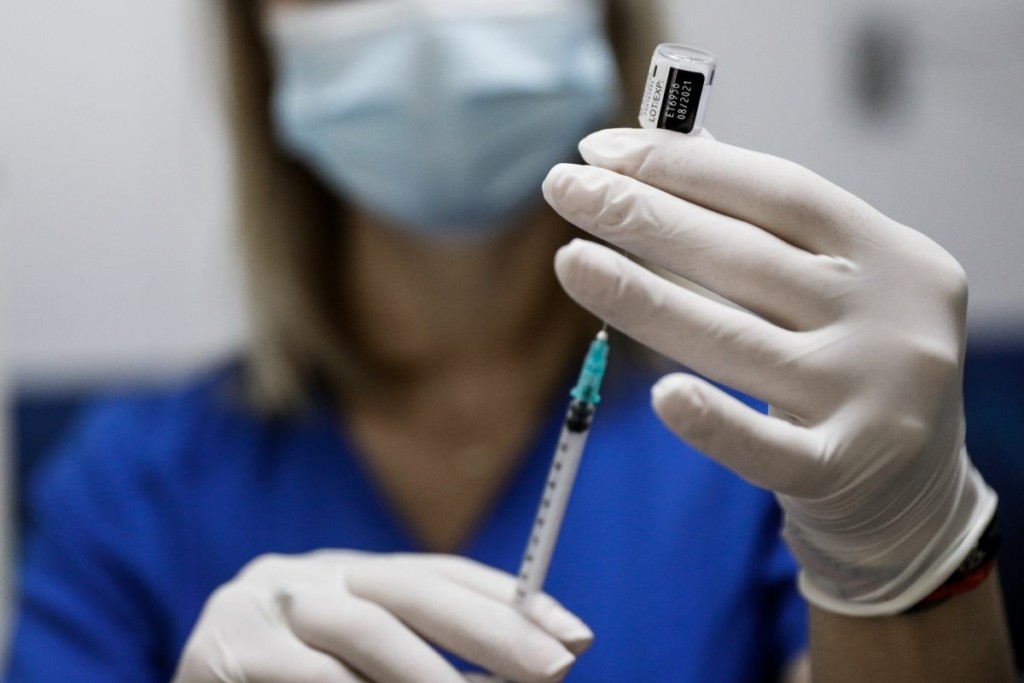 Το σκεπτικό της απόφασης για την τρίτη δόση του εμβολίου – Ένα βήμα πριν τη χορήγηση της οι άνω των 60 – Τι ισχύει για τους υγειονομικούς