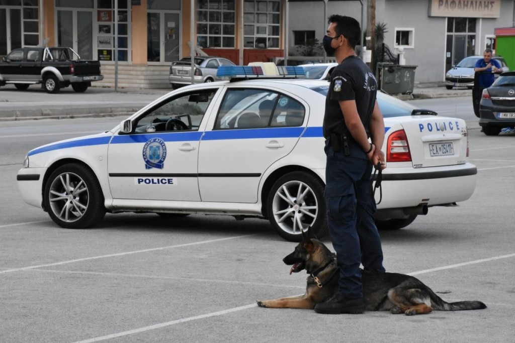 Κουβαλούσε μαζί της 4,5 κιλά κοκαΐνη με “σφραγίδα”… Dior για να τη “ρίξει” στη Μυτιλήνη  (pics)
