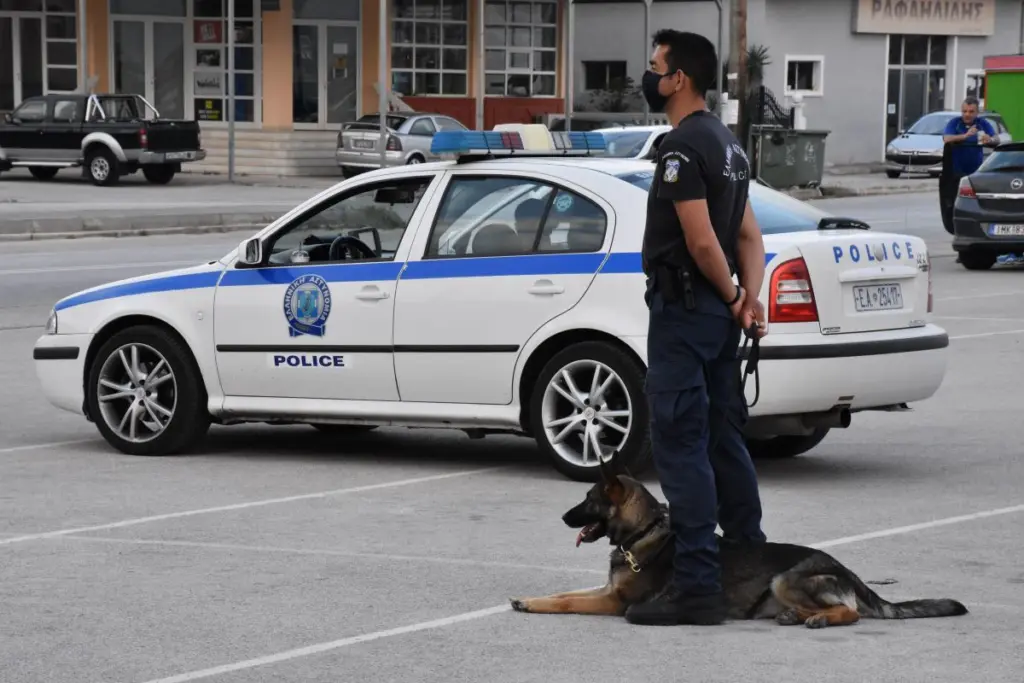Κουβαλούσε μαζί της 4,5 κιλά κοκαΐνη με “σφραγίδα”… Dior για να τη “ρίξει” στη Μυτιλήνη  (pics)
