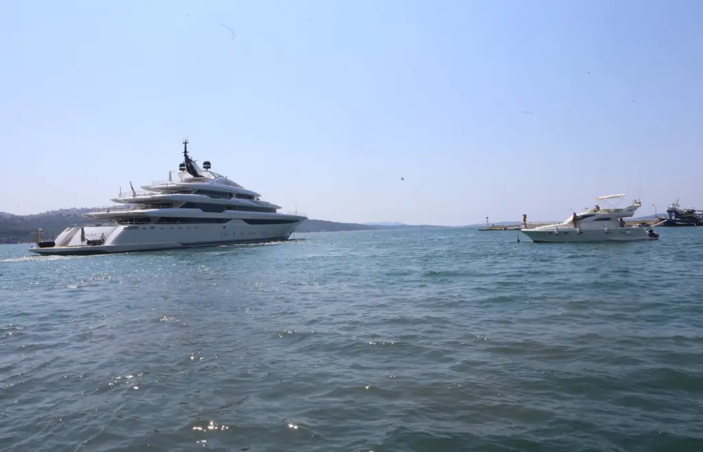 Θαλαμηγός 20 μέτρων προσέκρουσε στη Νήσο Πρώτη –  Στο νοσοκομείο ο 38χρονος (pic&vid)