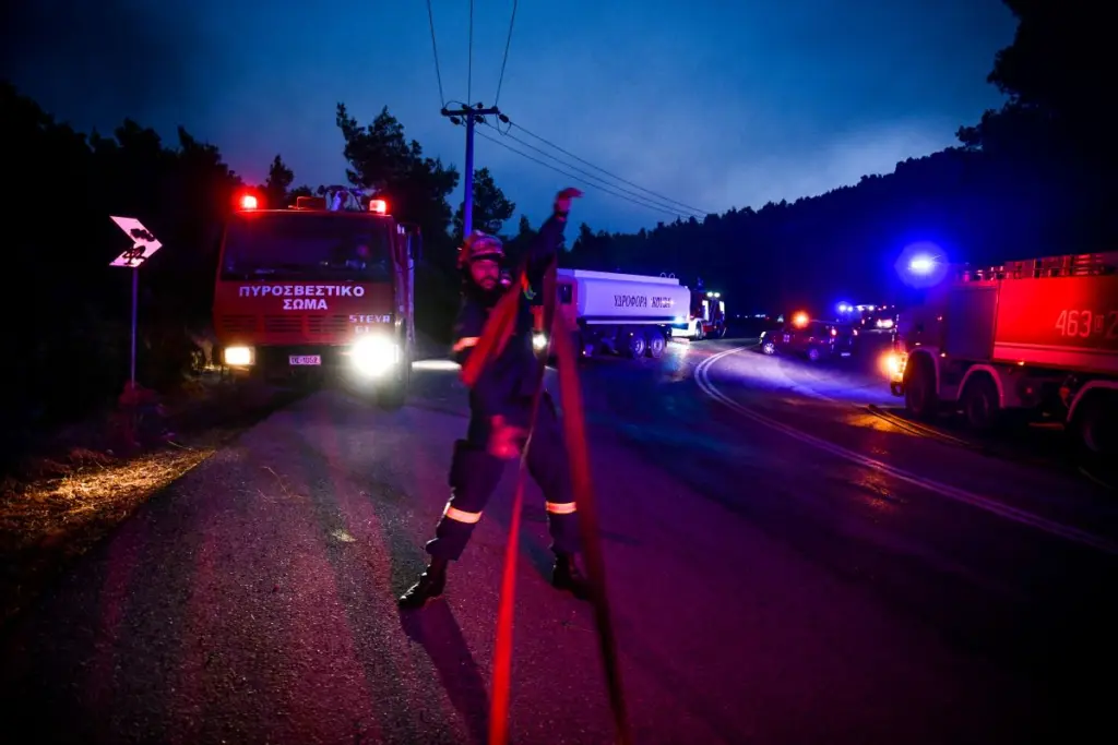 Συναγερμός στην Εθνική Οδό Θεσσαλονίκης – Αθήνας – Διαρροή επικίνδυνου υλικού από φορτηγό