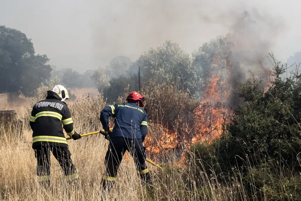 Μάχη με δυο φωτιές στην Κάρπαθο – Οι ισχυροί άνεμοι δυσκολεύουν τους Πυροσβέστες (vid)