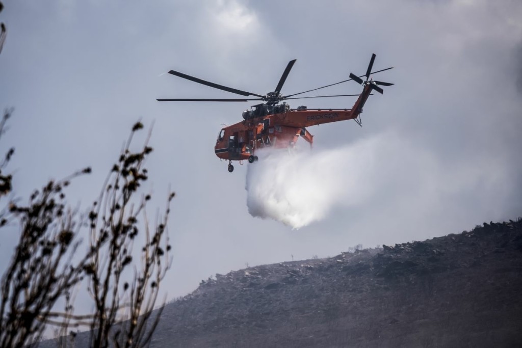 Φωτιά ΤΩΡΑ στο Ποικίλο Όρος κοντά στην Οινόη – Σηκώθηκαν τα εναέρια μέσα