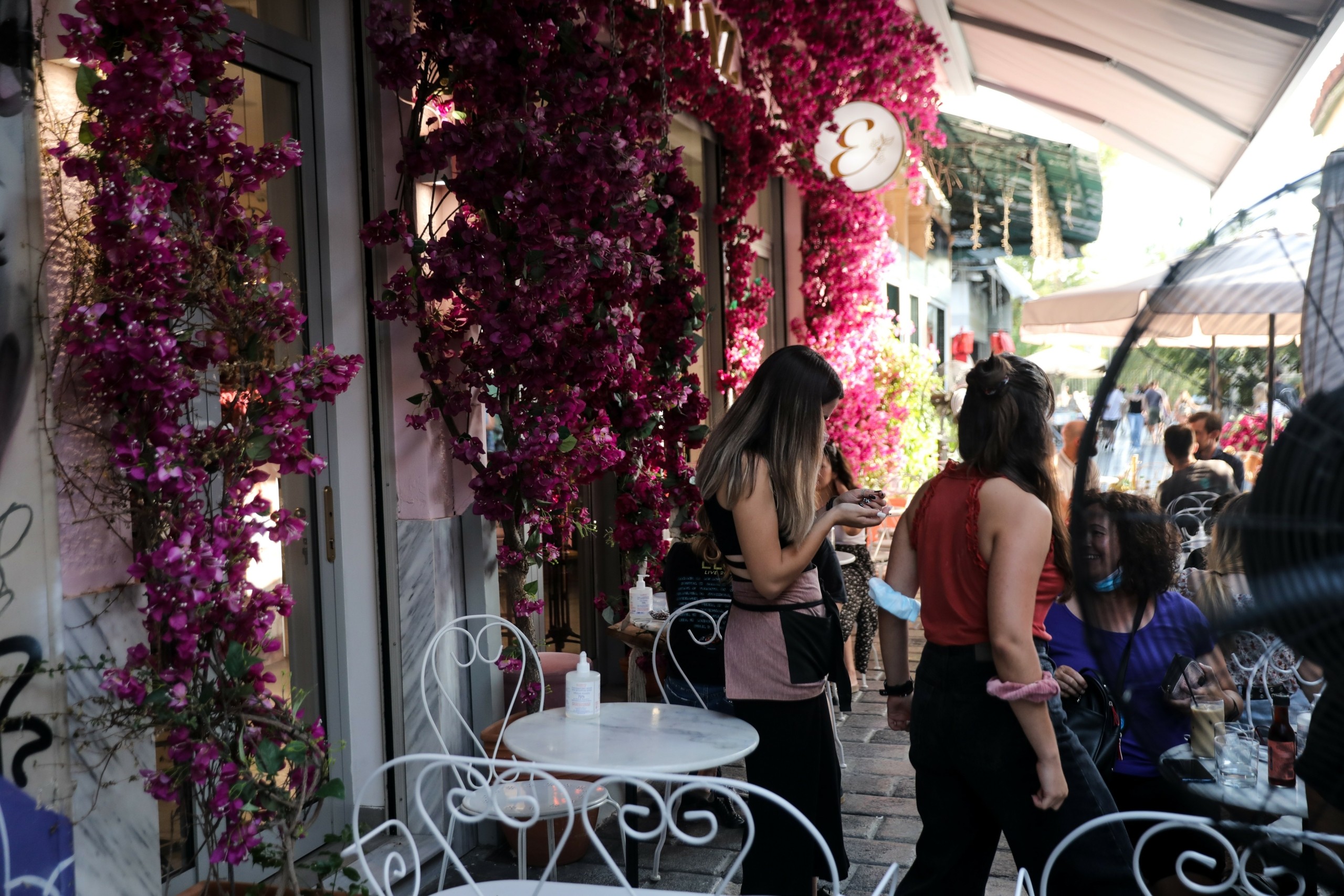 Πώς τα παιδιά θα μπορούν να μπαίνουν στους κλειστούς χώρους της εστίασης – Η ανατροπή με τα παιδιά άνω των 12 ετών