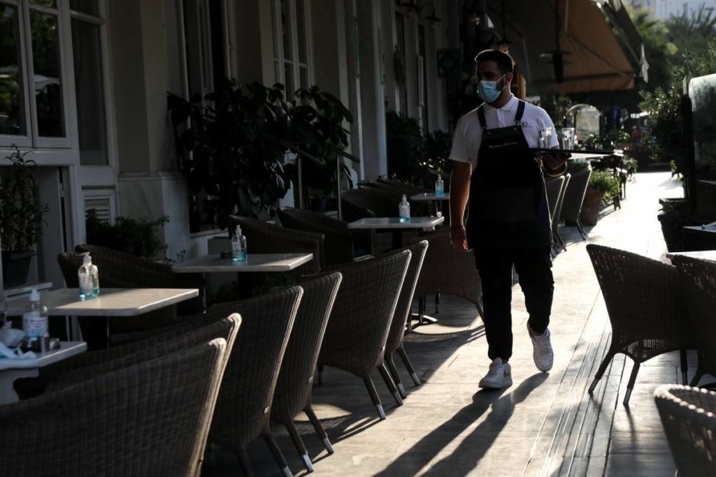 Ξεκινά ο “βραχνάς” των ανεμβολίαστων εργαζόμενων στον ιδιωτικό και δημόσιο τομέα – Τα ποσά που θα πληρώνουν