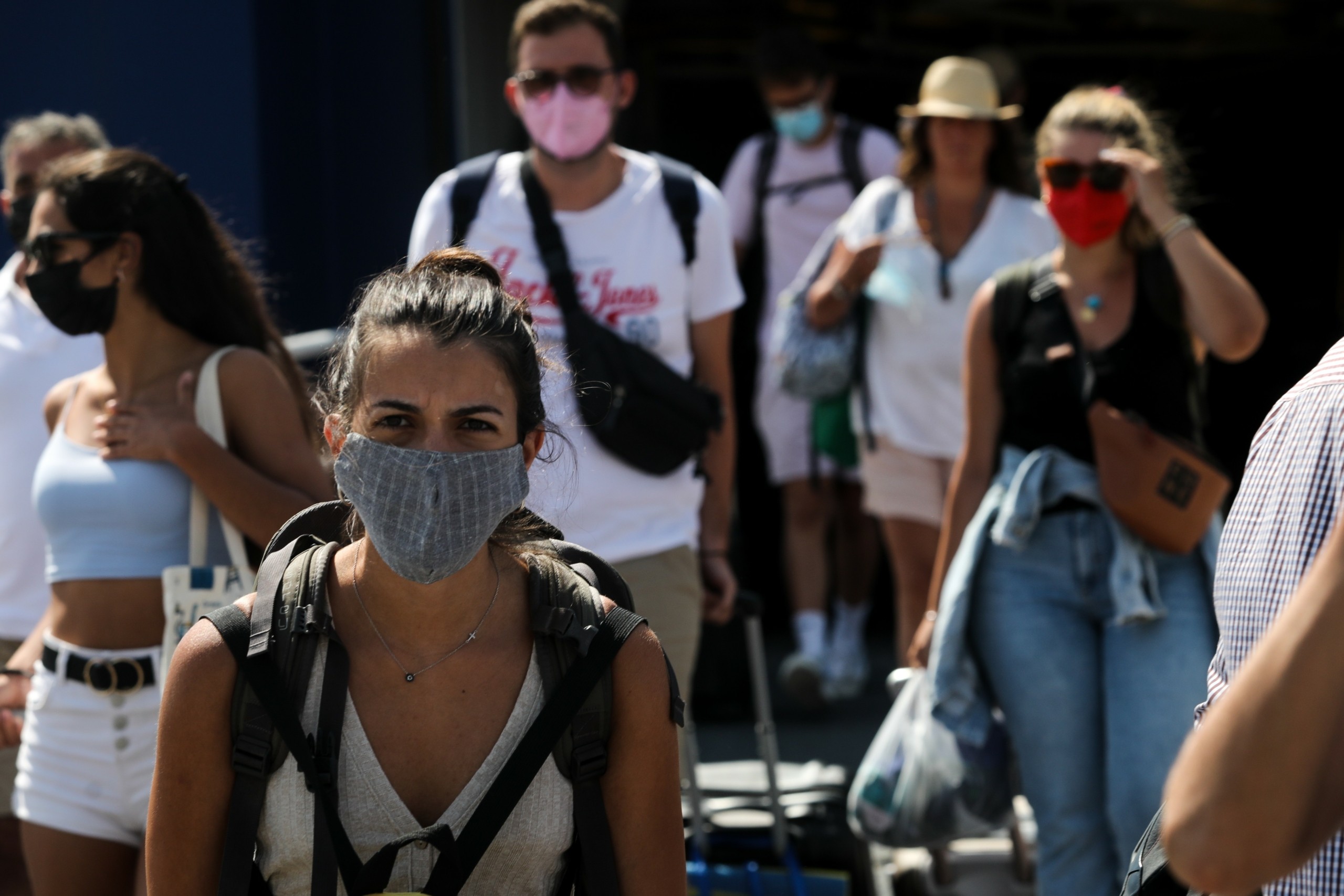 Ο κορονοϊός ήρθε για να μείνει – Θα έχουμε μάσκες και μέτρα για αρκετά χρόνια ακόμα (vid)