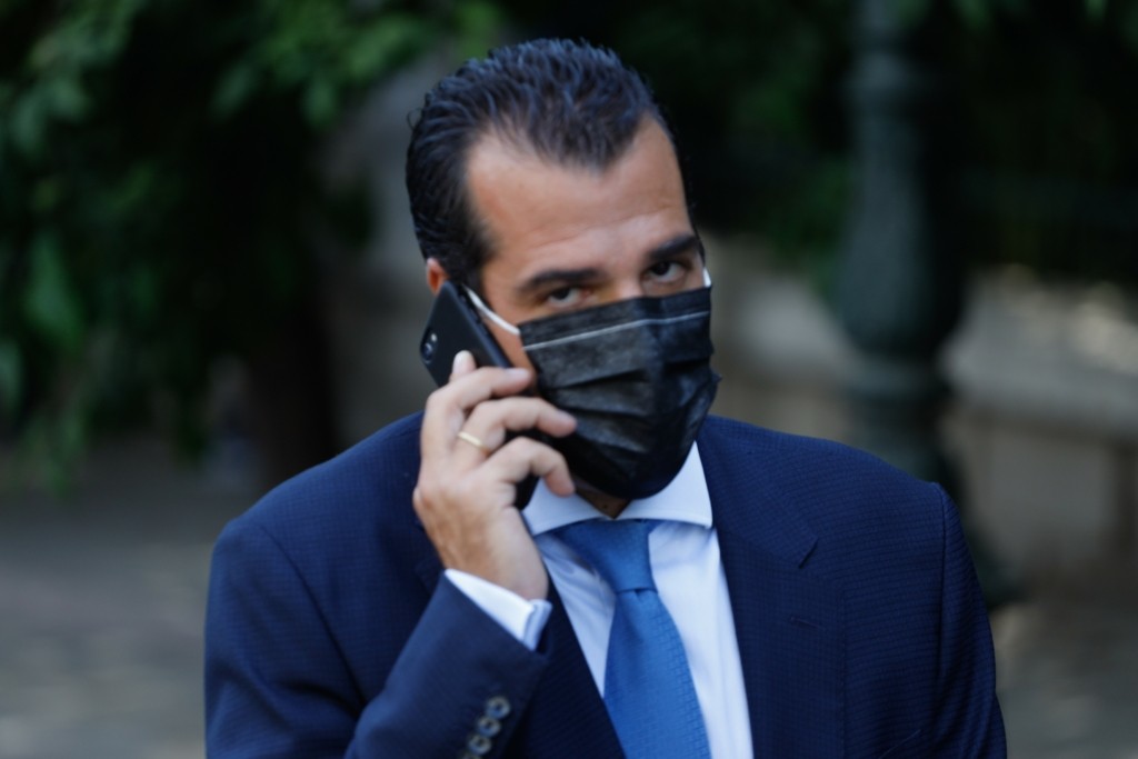 Από νωρίς το πρωί στο υπουργείο Υγείας ο Θανάσης Πλεύρης – “Θα τα διαχειριστούμε όλα” (vid)