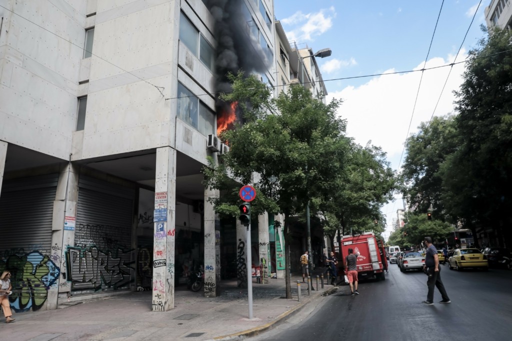 Φωτιά σε διαμέρισμα στο κέντρο της Αθήνας – Μεγάλη επιχείρηση για τον απεγκλωβισμό ανθρώπων