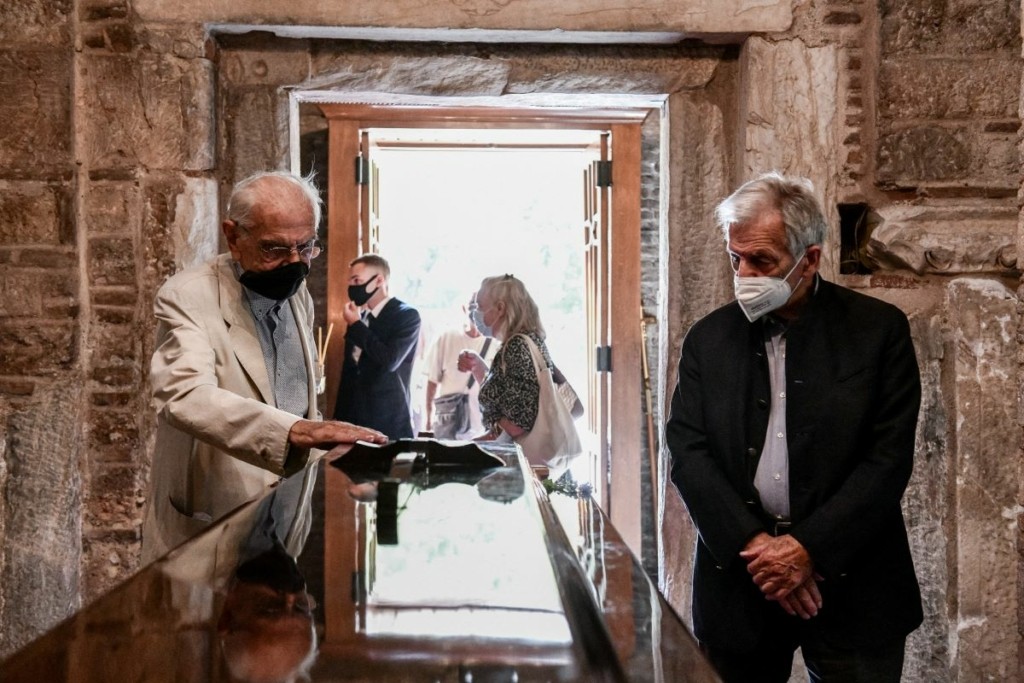 Γαβράς – Βασιλικός αποχαιρέτισαν μαζί τον Μίκη Θεοδωράκη – Ο χαιρετισμός του Σαββόπουλου πάνω από το φέρετρο (pics)