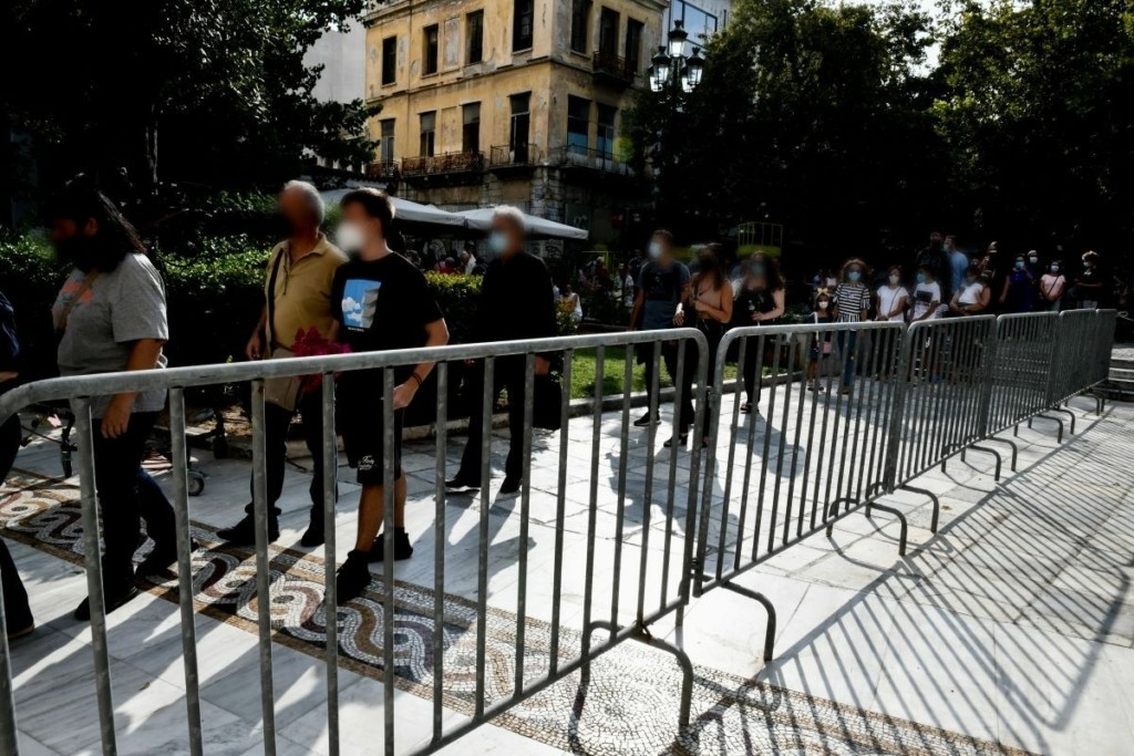 Ένταση έξω από τη Μητρόπολη Αθηνών – Σιωπηλή παράταση για το λαϊκό προσκύνημα στον Μίκη Θεοδωράκη
