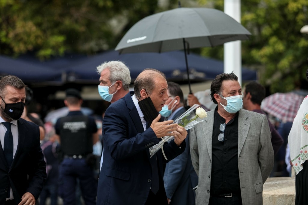 Γιούχαραν τον Κυριάκο Βελόπουλο όταν έφτασε στη Μητρόπολη για τον αποχαιρετισμό του Μίκη Θεοδωράκη (vid)