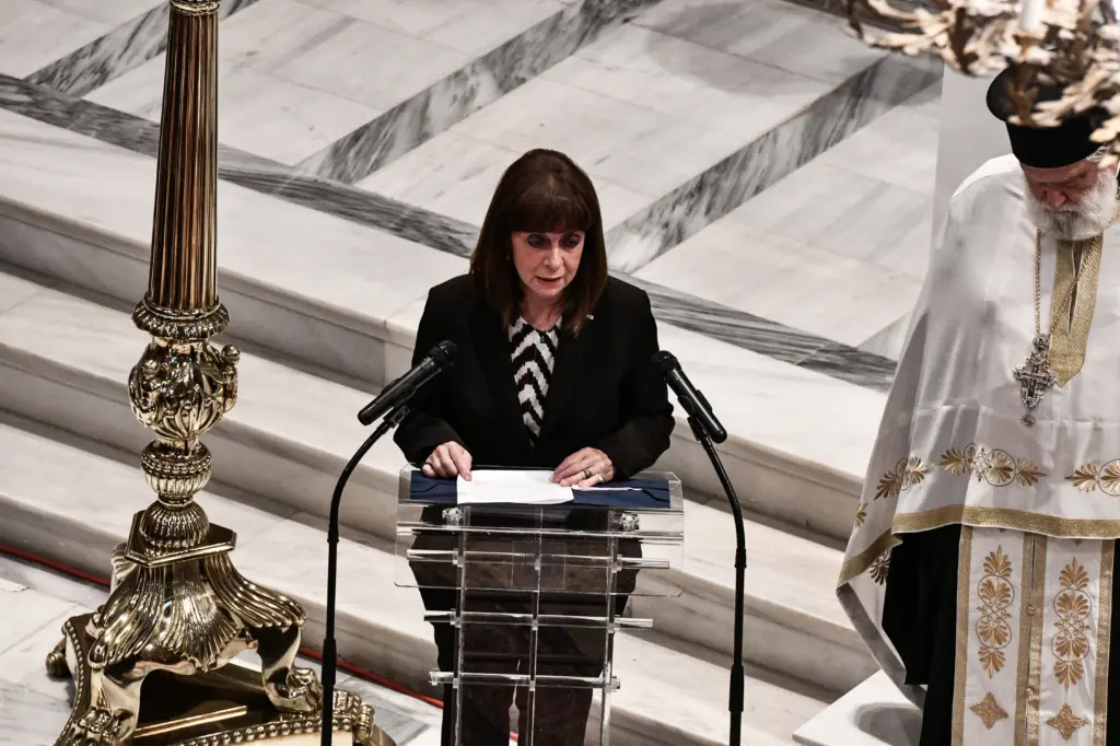 Δάκρυσε η Πρόεδρος της Δημοκρατίας στον αποχαιρετισμό της στον Μίκη Θεοδωράκη (vid)