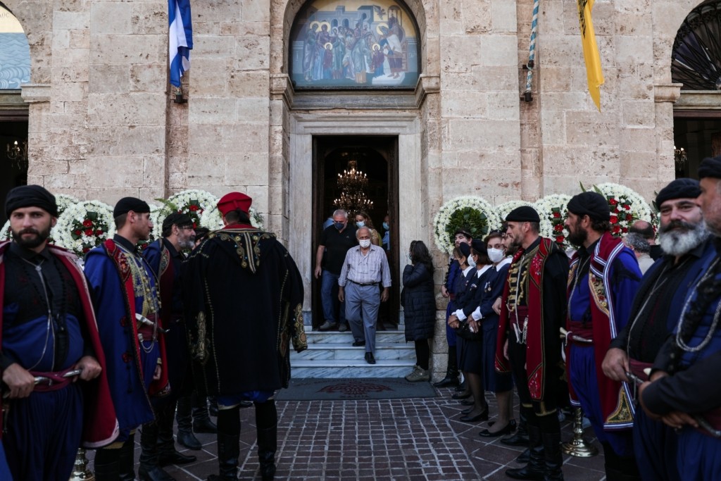 Συγκίνηση στο τελευταίο αντίο στον Μίκη Θεοδωράκη στην Κρήτη – Συρρέει ο κόσμος στη Μητρόπολη Χανίων (pics&vids)