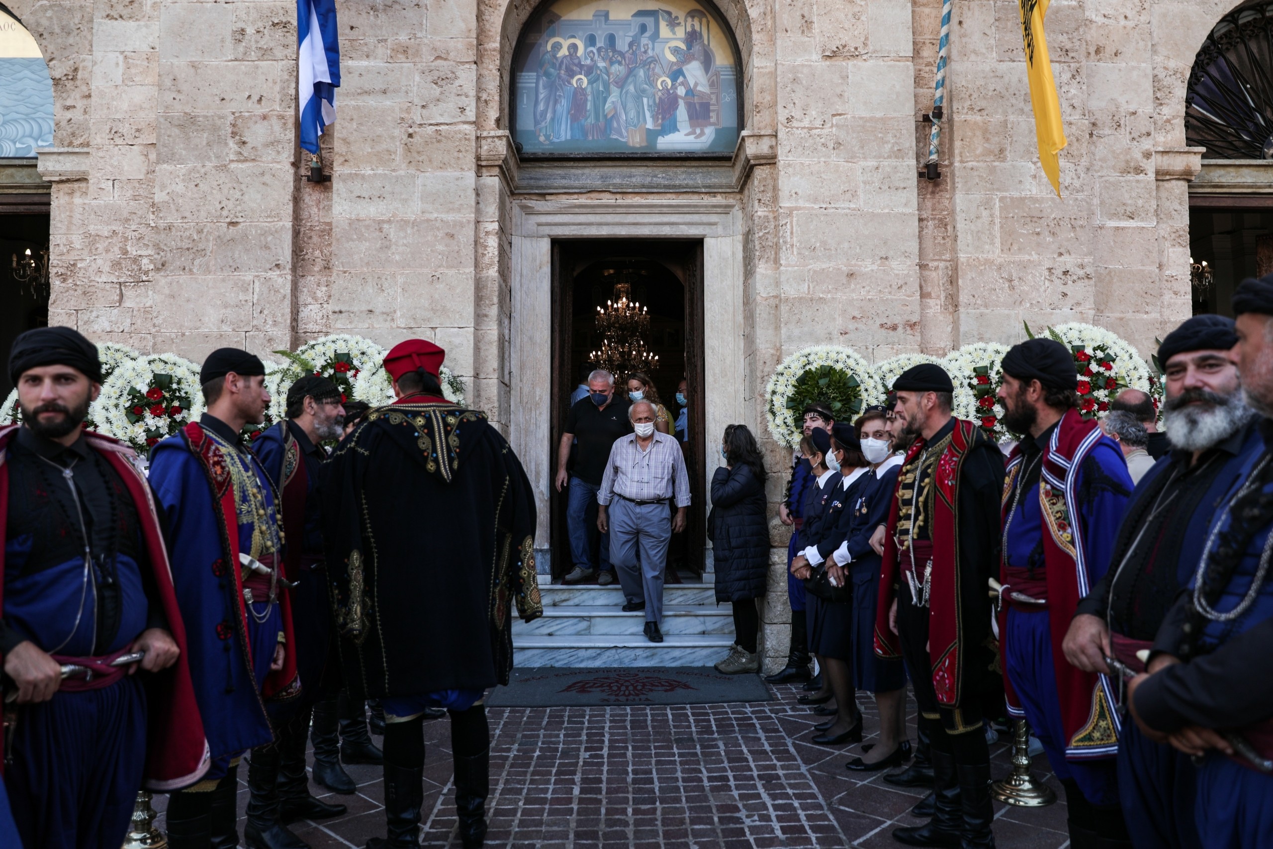 Συγκίνηση στο τελευταίο αντίο στον Μίκη Θεοδωράκη στην Κρήτη – Συρρέει ο κόσμος στη Μητρόπολη Χανίων (pics&vids)