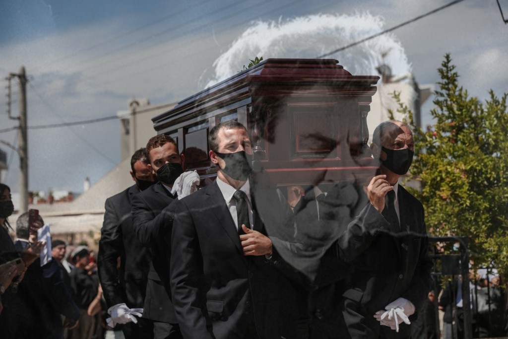 To τελευταίο ταξίδι του Μίκη Θεοδωράκη για να τον υποδεχθεί η κρητική γη – Δείτε ζωντανή εικόνα