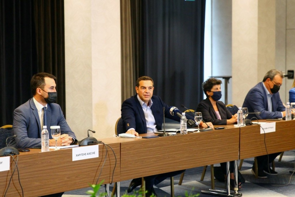 Εν όψει ΔΕΘ ο Τσίπρας ρίχνει “βέλη” προς την κυβέρνηση – “Ανεύθυνη, αν όχι εγκληματική”