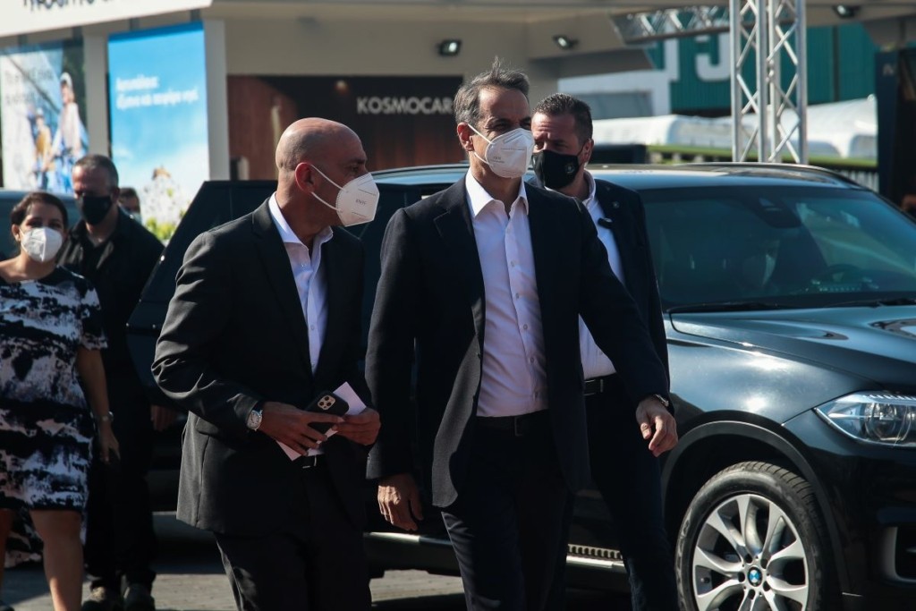 Ξεκίνησε η καθιερωμένη βόλτα του πρωθυπουργού στα περίπτερα της ΔΕΘ – Μπήκε στα νέα λεωφορεία του ΟΑΣΘ (vids)