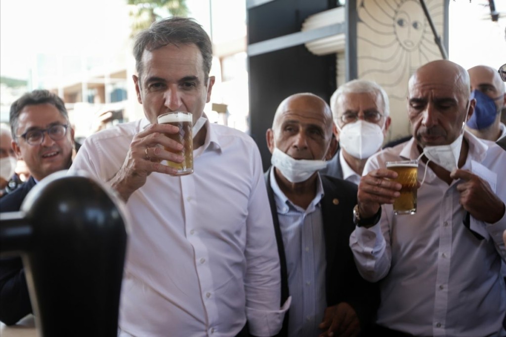 Ο Κυριάκος Μητσοτάκης με μια μπύρα στο χέρι κάνει βόλτα στη ΔΕΘ