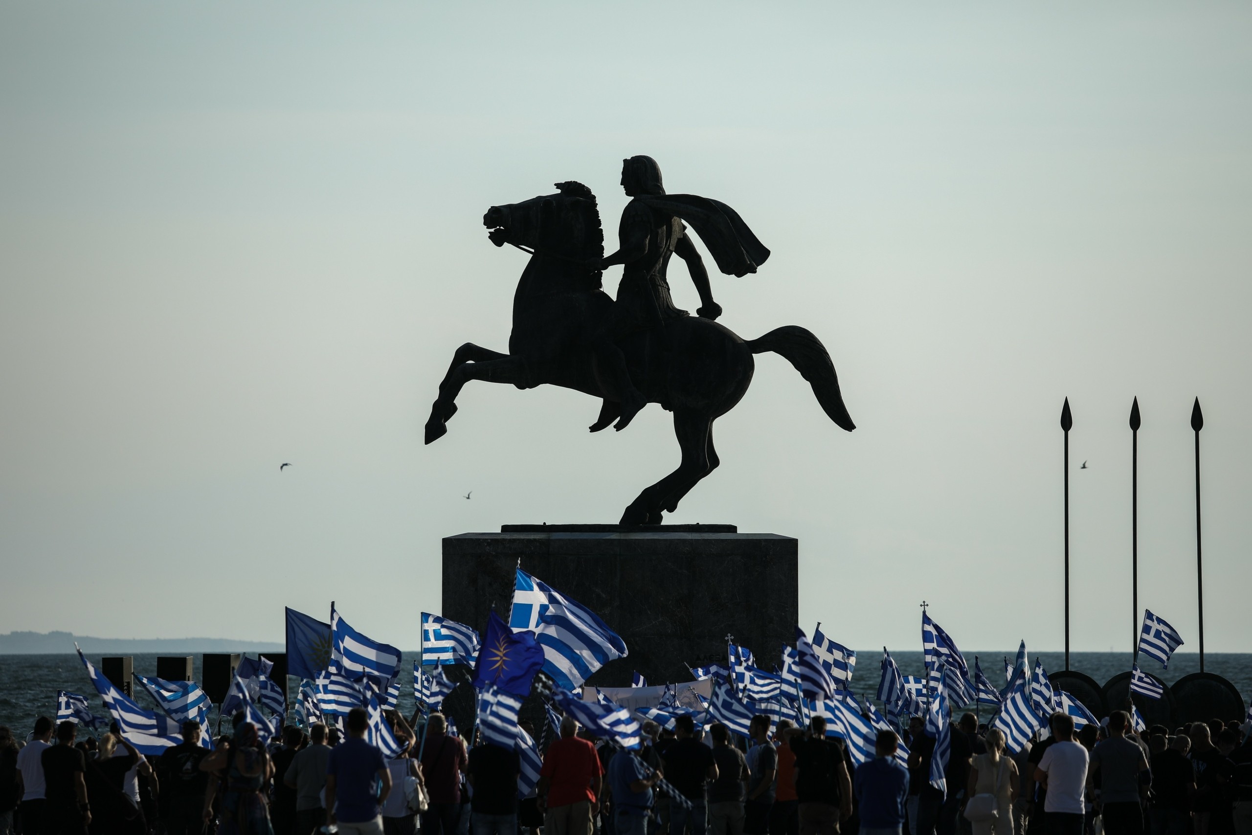 Συγκέντρωση αντιεμβολιαστών και φοιτητών στο Λευκό Πύργο (pics&vid)