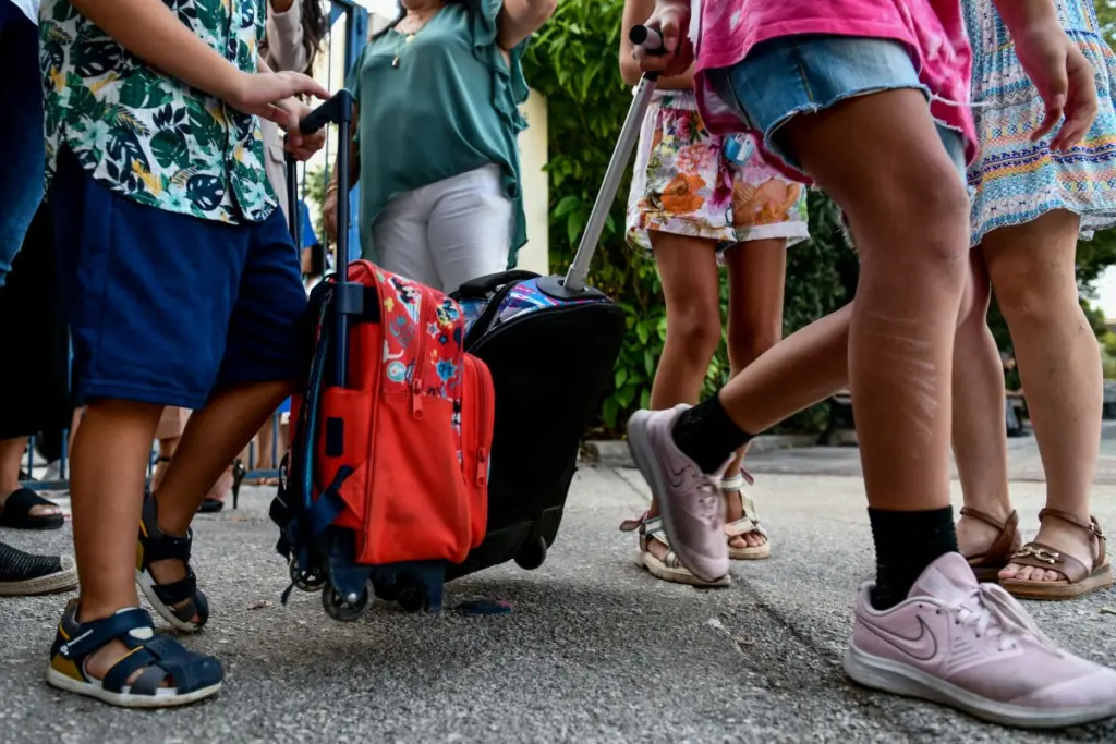 Όλα όσα πρέπει να γνωρίζουν οι γονείς για τον εμβολιασμό των εφήβων και των παιδιών – Οι παρενέργειες και τα mRNA εμβόλια