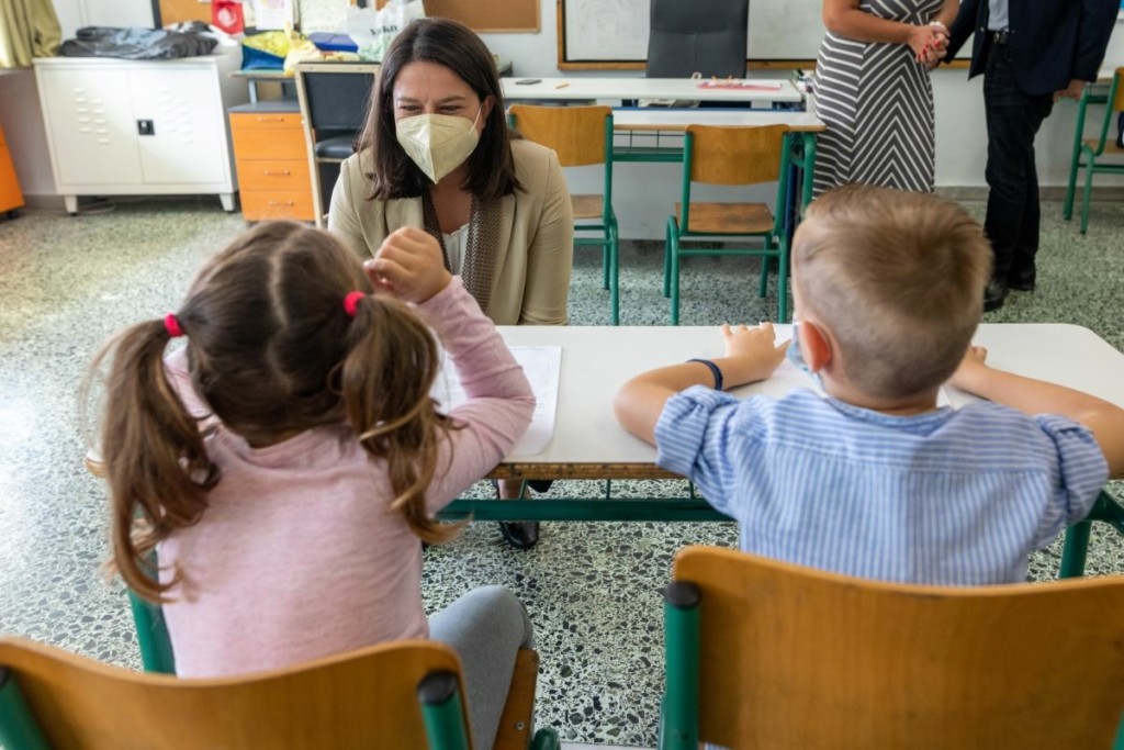 Αυτός είναι ο αριθμός των μαθητών που έχει εμβολιαστεί – Γιατί δεν κλείνουν τα σχολικά τμήματα